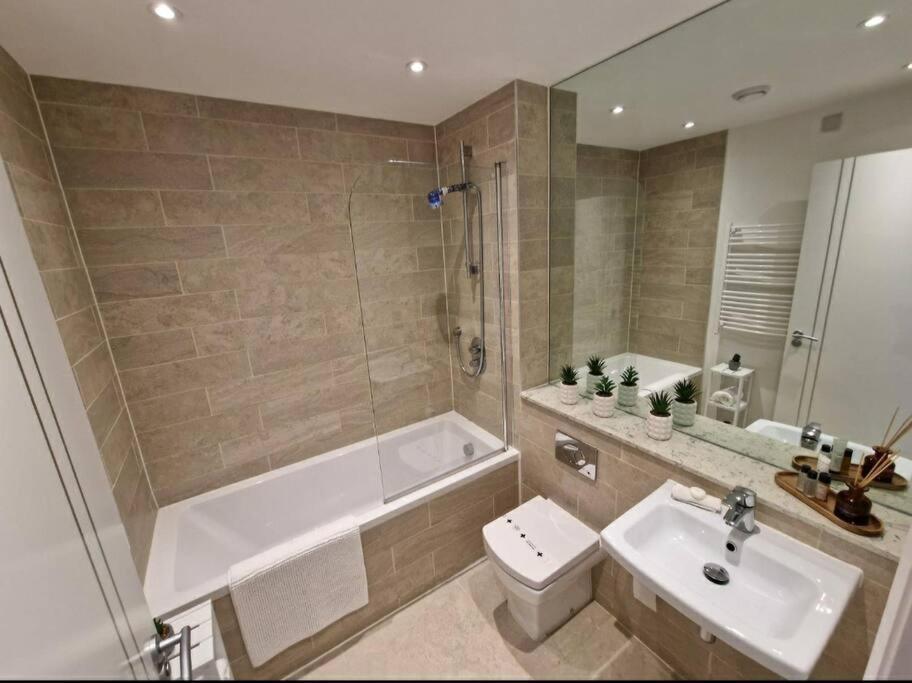 Modern Apartment, Sleeps 6, Belfast City Centre エクステリア 写真