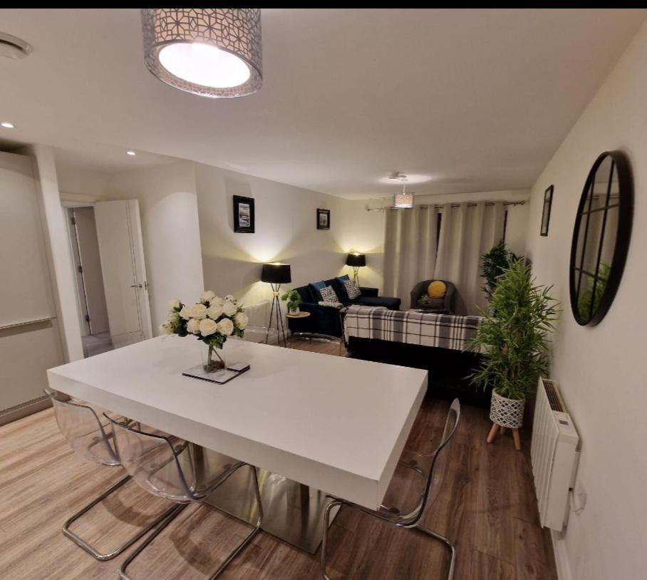 Modern Apartment, Sleeps 6, Belfast City Centre エクステリア 写真